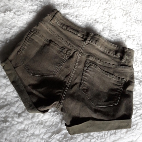 Shorts - Picture 3 of 5